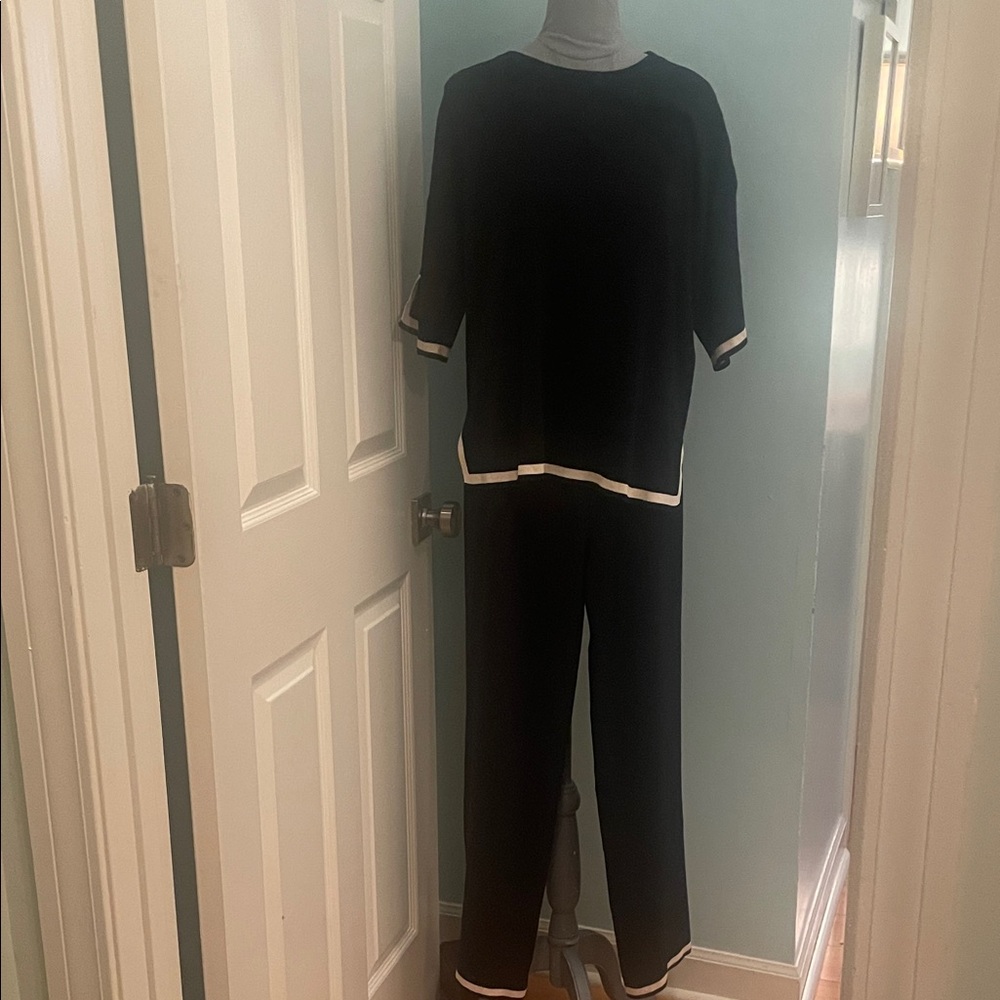 Black and White knit pant suit. So cute for work along with comfy for travel!